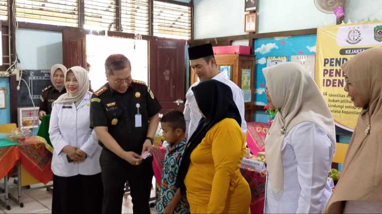 Kejari Singkawang dan Pemkot Serahkan 14 KIA ke Siswa SD Negeri 24, Target 23 Persen Anak Belum Punya Dokumen