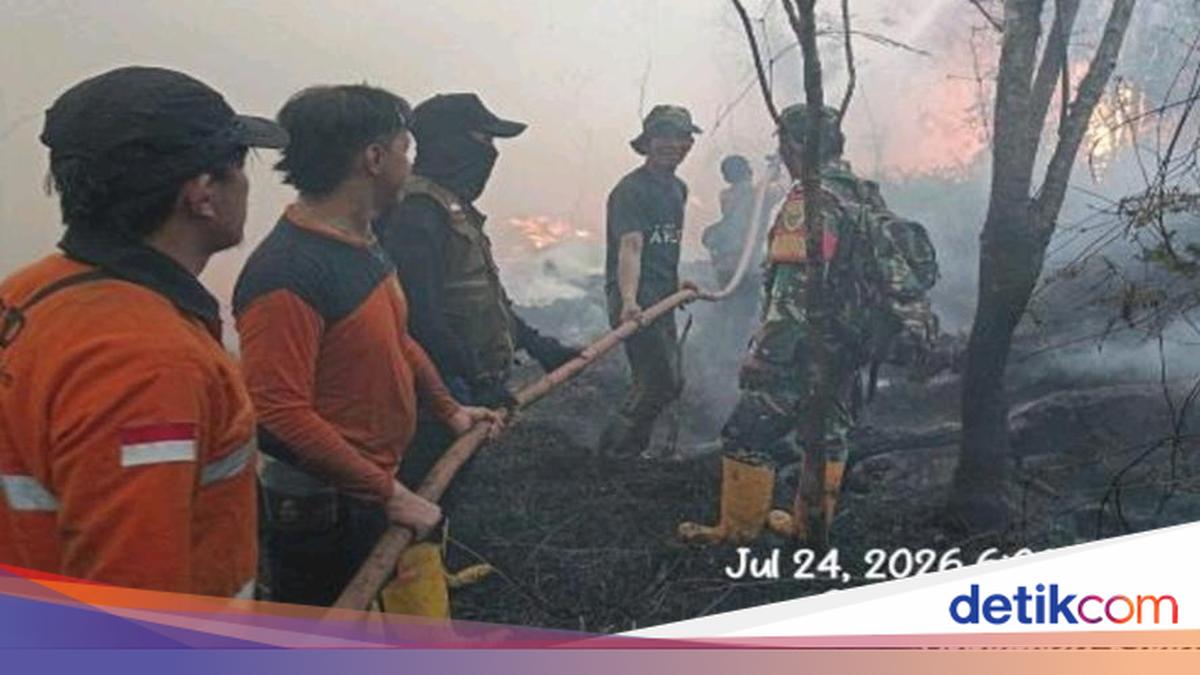 Empat Helikopter Water Bombing Padamkan 12 Titik Karhutla di Sumsel, Lahan Gambut di OKI Masih Berasap