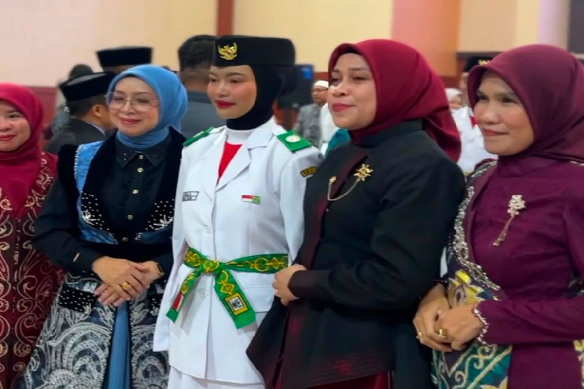 Pelukan Haru Ketua TP PKK HSU untuk Sintia Bella, Anggota Paskibraka Yatim yang Berjuang Tanpa Keluarga di Amuntai