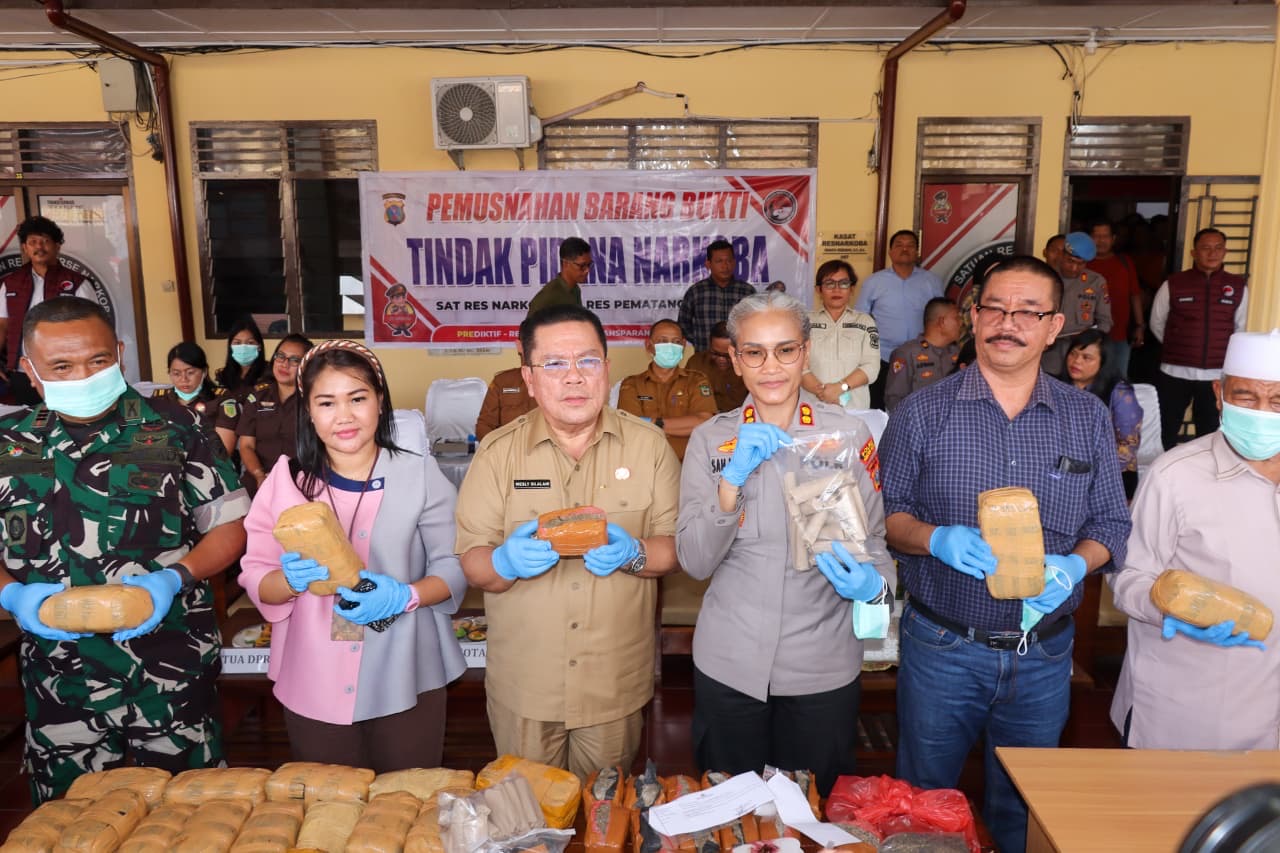 Wali Kota Pematangsiantar Wesly Silalahi dan Forkopimda Musnahkan 77,8 Kg Ganja serta 1,1 Kg Sabu di Mapolres