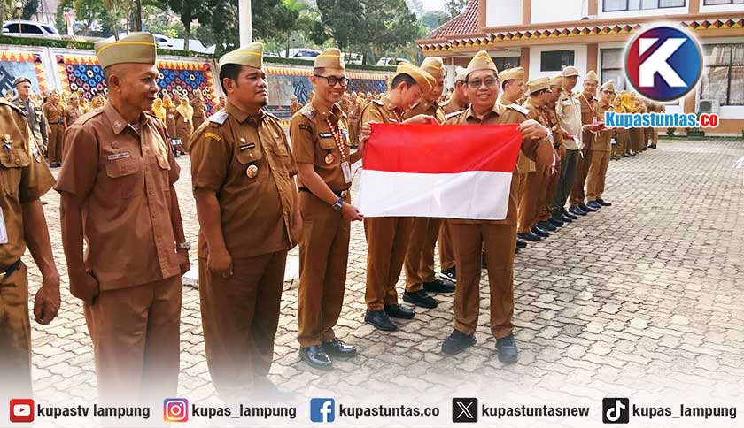 Sekda Tanggamus Canangkan Gerakan Pembagian Bendera Merah Putih untuk 20 Kecamatan, ASN Diminta Jadi Motor Penggerak