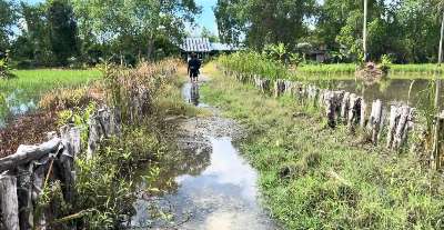 Jalan Sungai Jelai Basirih Selatan Rusak Parah Bertahun-tahun, Akses Satu-satunya Warga dan Pelajar SDN Basirih 10 Terhambat