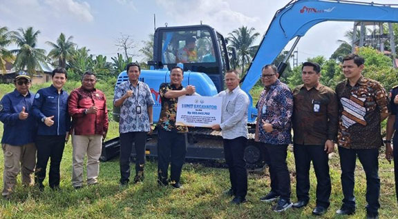 Sekjen KKP Serahkan Excavator dan 15 Ribu Benih Ikan ke Padang Pariaman, Target 174 Hektare Kolam Pulih September 2026