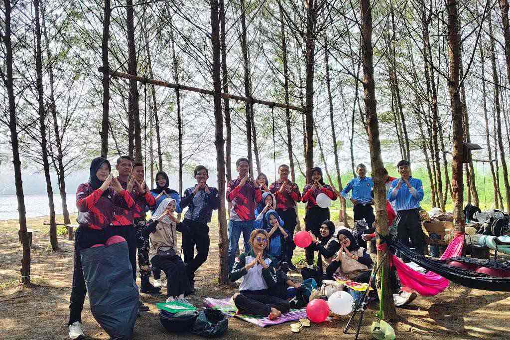 60 Anggota Paskibraka Seluma Bersihkan Sampah Plastik di Pantai Cemoro Sewu, Dukung Wisata Air Periukan