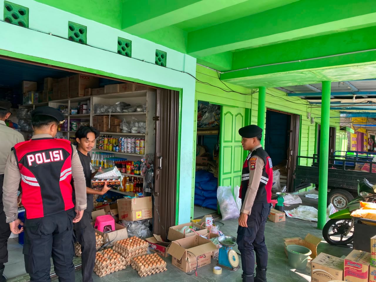 Kapolsek Bunguran Barat Iptu Raja Oloan Purba Terjunkan Patroli Humanis di Pelabuhan Sedanau, Bantu Angkat Barang Warga