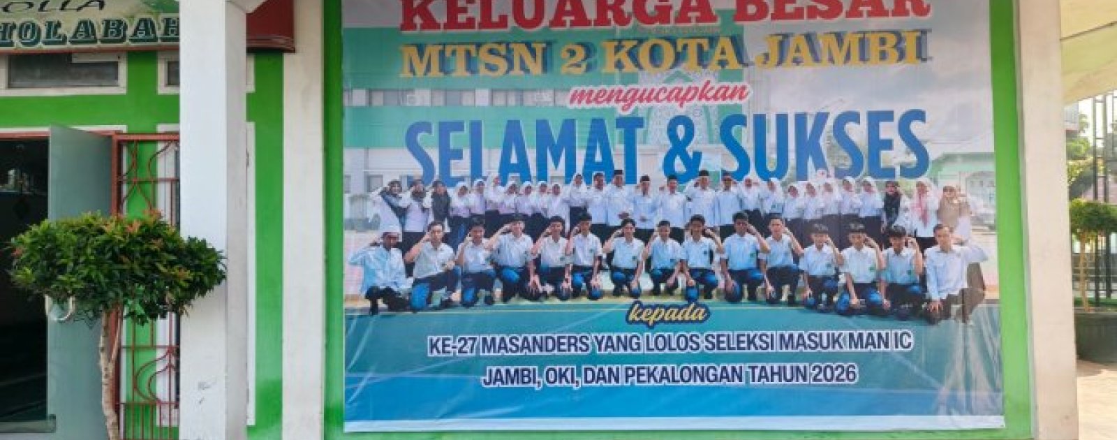 MTsN 2 Kota Jambi Pasang Spanduk Raksasa Foto Lulusan Terbaik yang Tembus MAN IC hingga SMA Taruna Nusantara