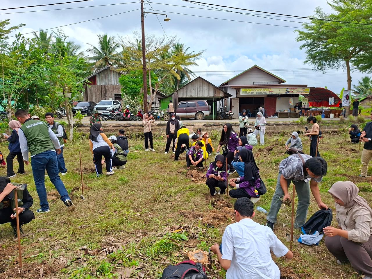 Tanam 100 Pohon Produktif di Desa Budaya Pampang, Gerbangtara dan Enable Project Mulai Program Hijau 2.000 Pohon se-Kaltim
