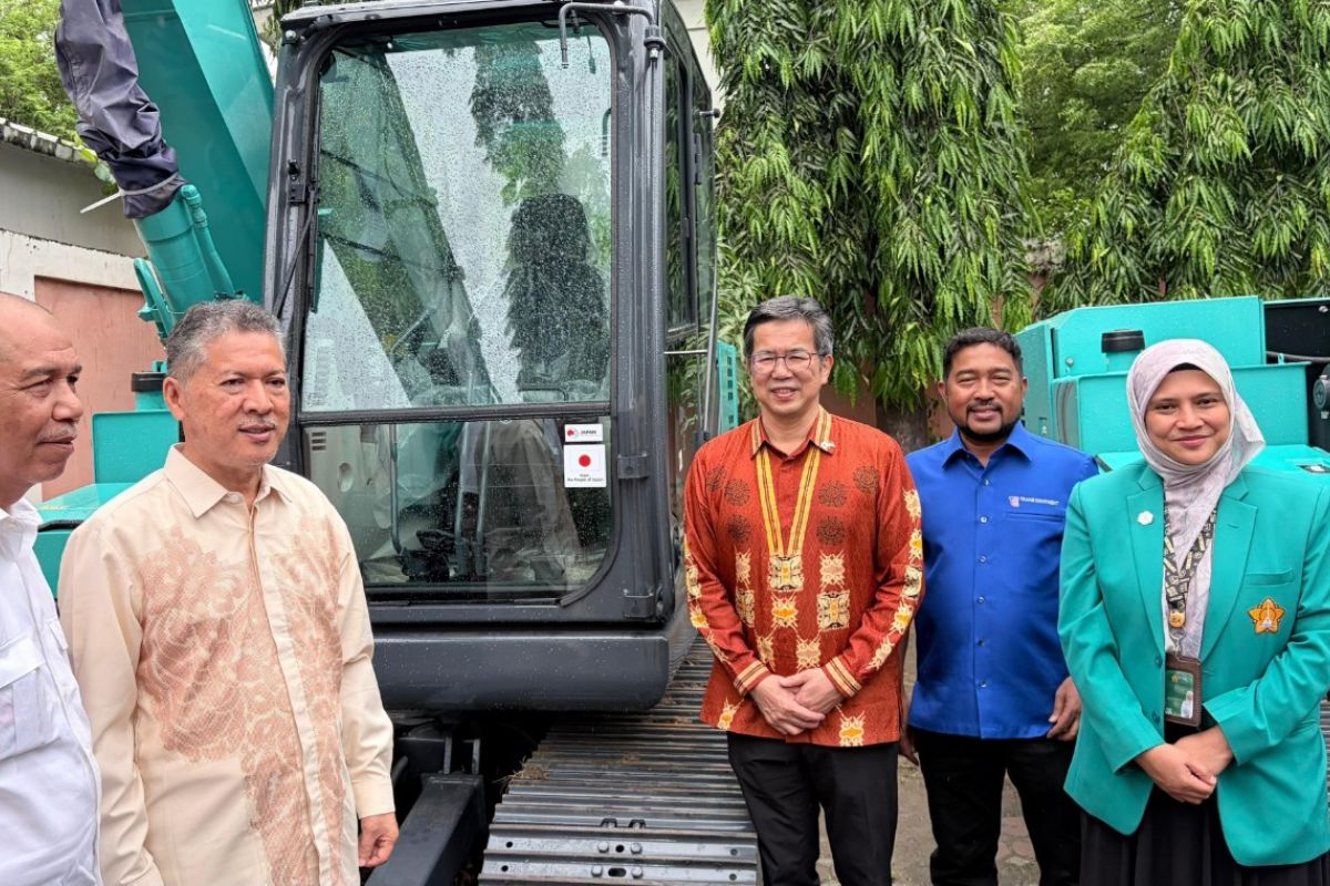 Konsul Jenderal Jepang Serahkan 8 Alat Berat Pembersih Lahan ke Yayasan Sekolah Laboratorium Syiah Kuala untuk Pemulihan Banjir Aceh