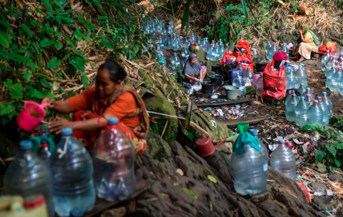 Warga Perbukitan Cilegon Terpaksa Jalan Kaki 1 Kilometer ke Hutan Demi Air Bersih Sejak Sebulan Terakhir