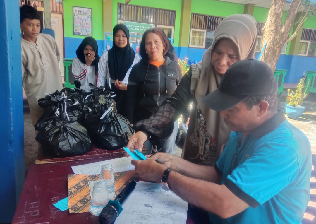 SMP Negeri 1 Ternate Bagikan Daging Kurban dan Gelar Halalbihalal, Kepala Sekolah: Ini Wujud Kepedulian Sosial