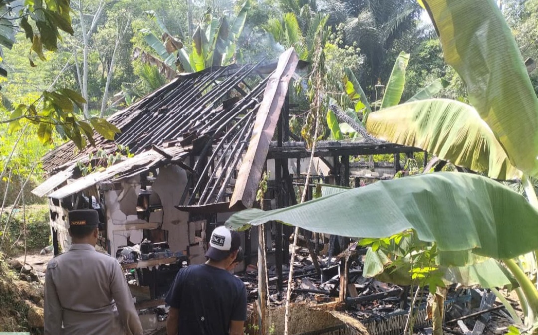 Rumah Panggung di Banjarwangi Garut Hangus Terbakar, Polisi Duga Korsleting Listrik, Kerugian Capai Rp55 Juta