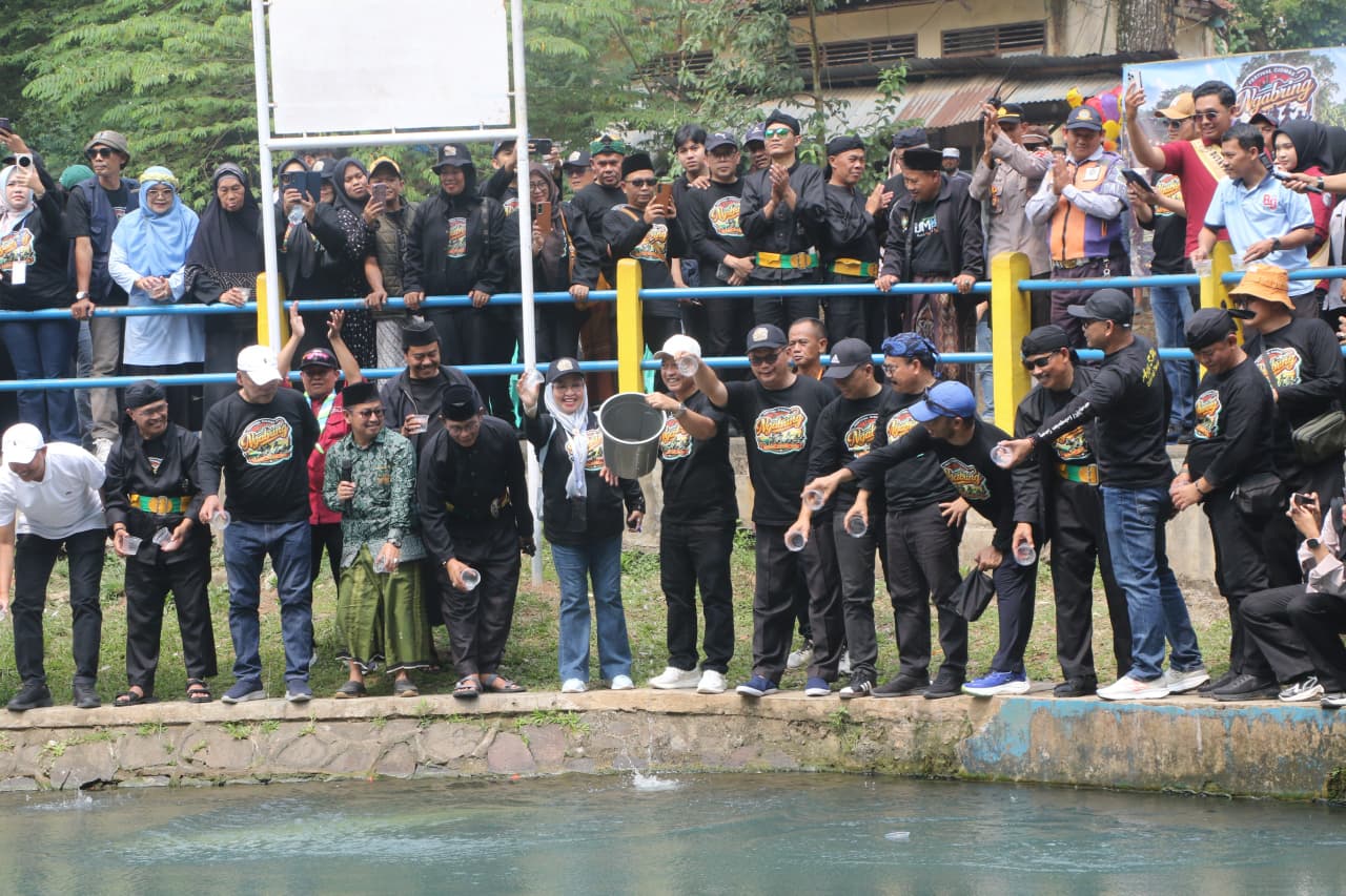 Wabup Serang Tebar 20.000 Benih Ikan Nila di Sungai Cibanten, Tandai Pembukaan Festival Ciomas Ngabring 2026