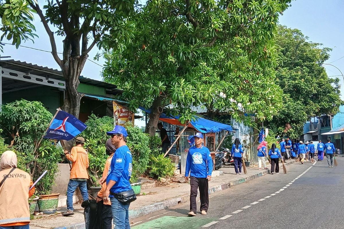 Partai Demokrat Kota Tangerang Tanam 150 Bibit Buah dan Bersihkan Bantaran Cisadane demi Program Indonesia Asri