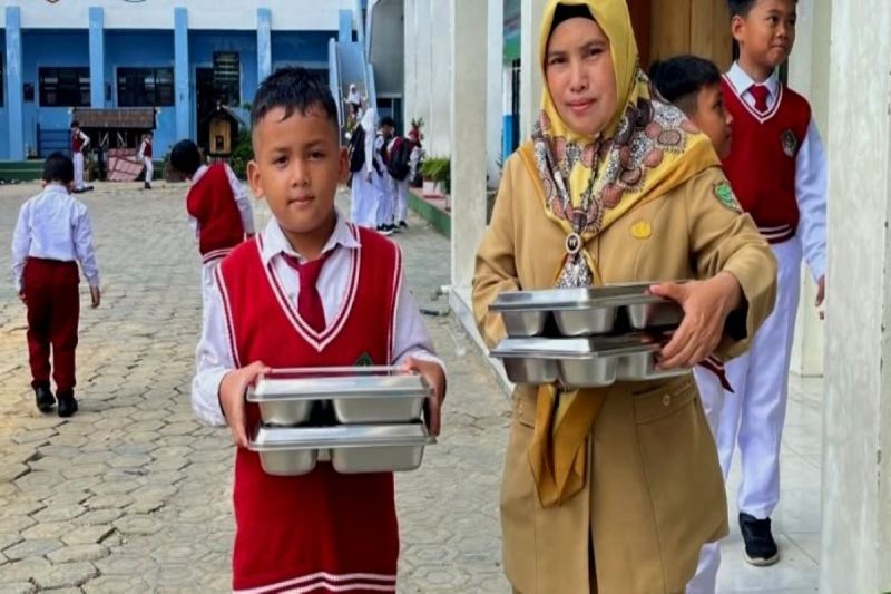 Disdik Barito Utara Monitoring Pembagian Makanan Bergizi di SDN 5 Melayu, Pastikan Tepat Sasaran