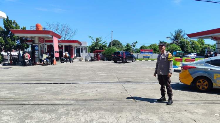 Polsek Ratu Agung Pantau SPBU di Tanah Patah, Stok BBM Aman dan Antrean Kendaraan Lancar