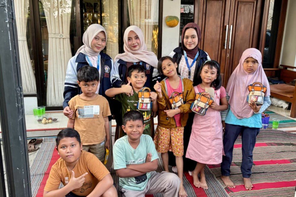 Mahasiswa KKNT IDBU 26 Ajak Anak-anak di Ungaran Timur Periksa Jentik Nyamuk untuk Cegah DBD