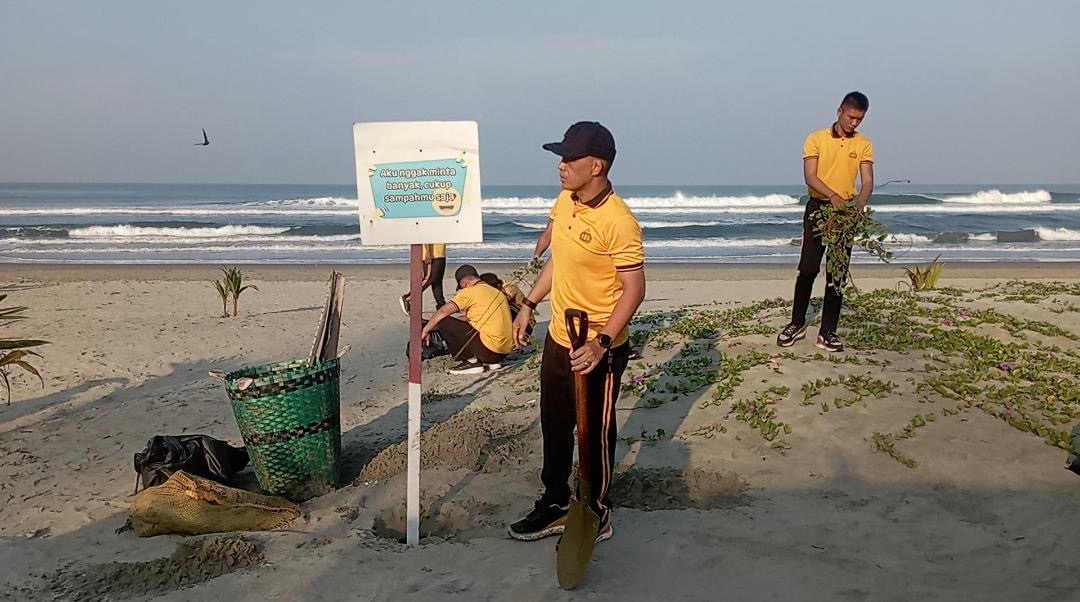 Sambut Hari Bhayangkara ke-80, Polda Bengkulu Bersihkan Sampah di Pantai Panjang dan Pasang 12 Titik Tempat Sampah Baru