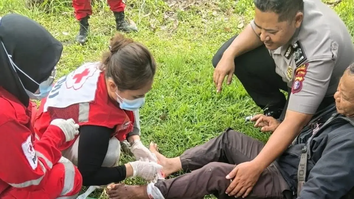 Lansia Patah Kaki Akibat Gundukan Jalan di Ahmad Yani Kilometer 12 Palangka Raya, Polisi Lakukan Olah TKP