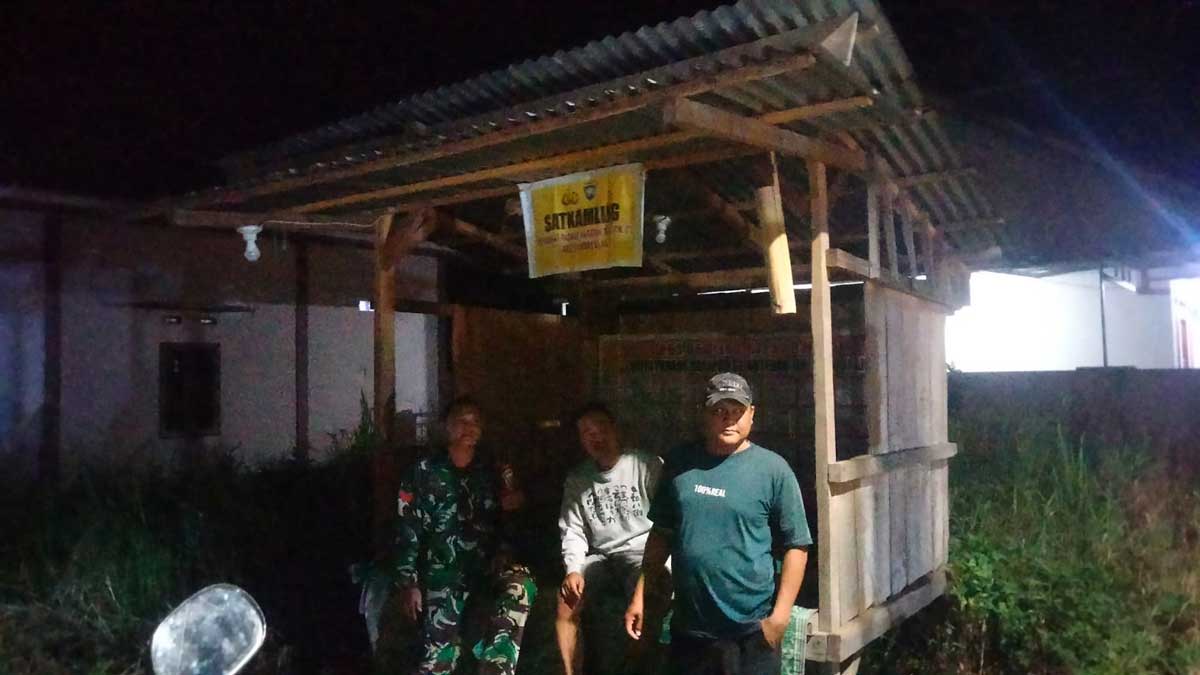 Babinsa Koramil Pagaralam Sambangi Pos Satkamling Dini Hari, Jaga Keamanan Bersama Warga Tumbak Ulas