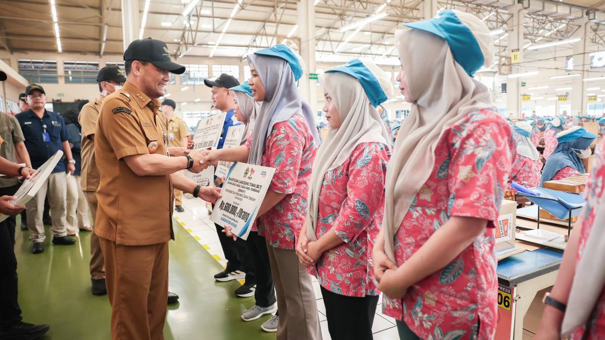 Pemprov Jateng Salurkan BLT DBHCHT Rp51 Miliar ke 85.000 Pekerja Tembakau, Diserahkan Langsung Gubernur di Kudus