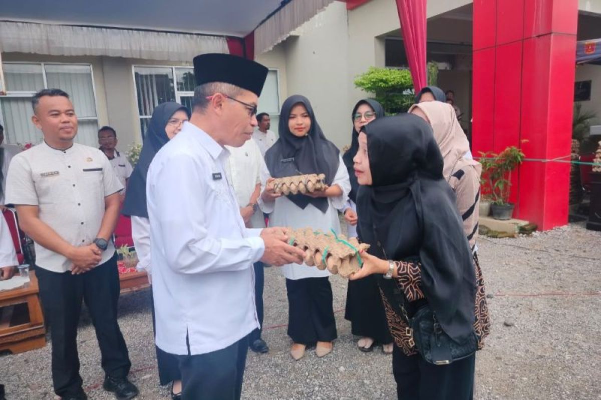 Pemkab Agam Bagikan 15.000 Butir Telur ke 1.000 Warga untuk Tekan Inflasi, Masing-Masing Dapat 15 Butir