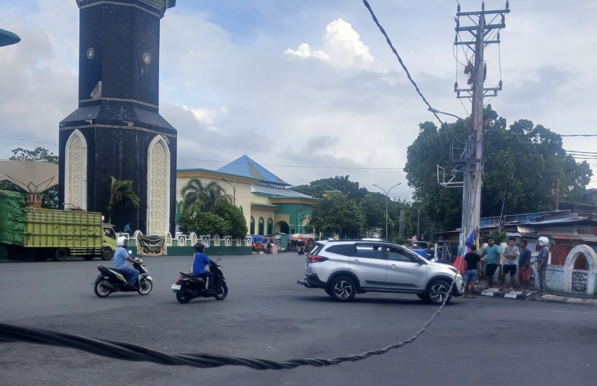 Kabel Tegangan Tinggi PLN di Jalan Protokol Ternate Jatuh, Warga Khawatirkan Bahaya Kebocoran Arus