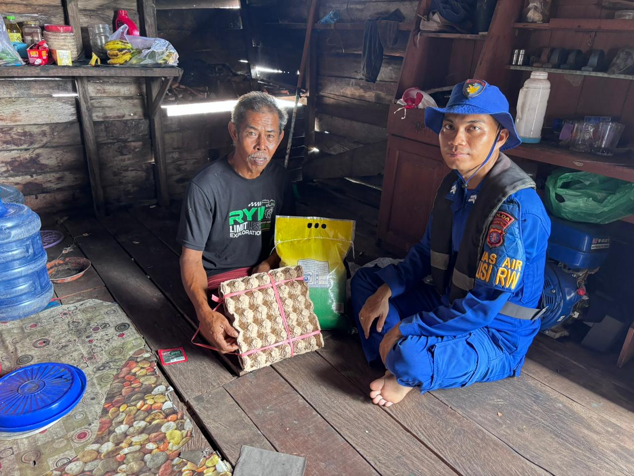 Ditpolairud Polda Kalteng Bagikan 100 Paket Sembako ke Warga Bantaran Sungai Barito di Barito Selatan