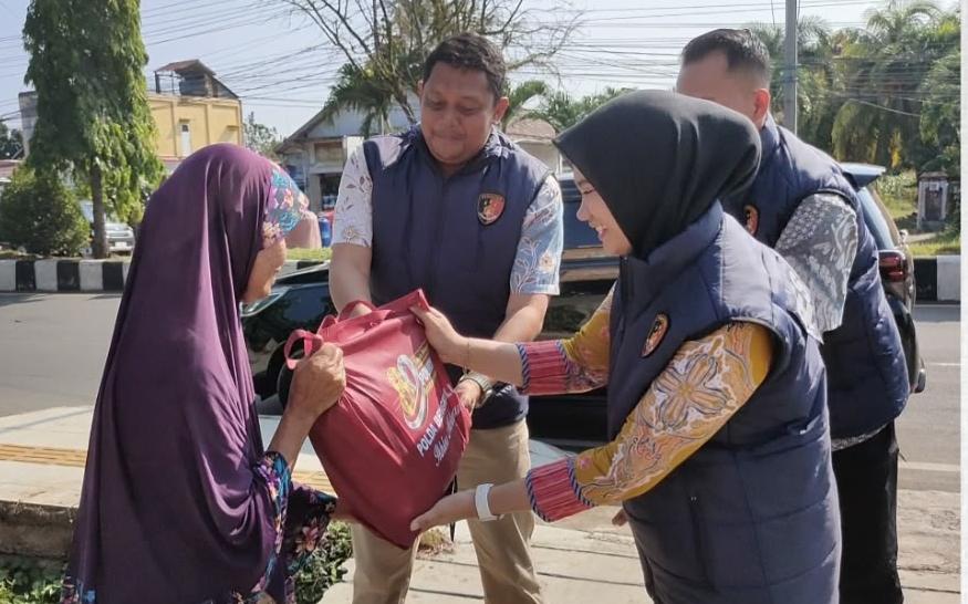 Sambut HUT Bhayangkara ke-80, Ditreskrimsus Polda Bengkulu Bagikan Ratusan Paket Sembako ke Rumah Warga Kurang Mampu