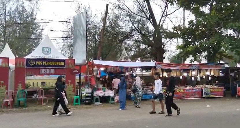 Pedagang Liar Banjiri Sekitar Sport Center Saat Festival Tabut 2026, 10 Lapak Resmi di Dalam Bazar Sepi Peminat