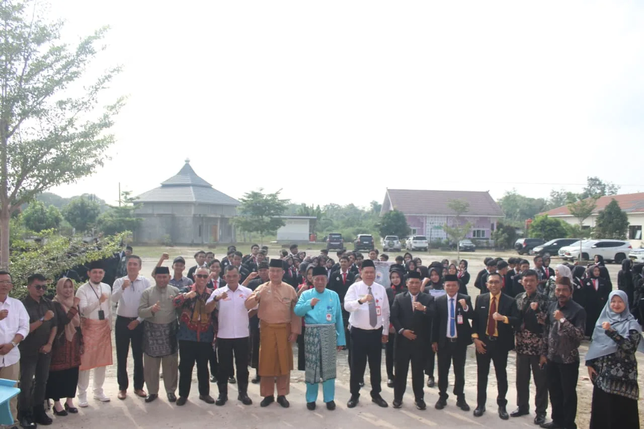 Wagub Jambi Abdullah Sani Lepas 219 Siswa SMKN 6 Kota Jambi, 64 Orang PKL ke Luar Provinsi