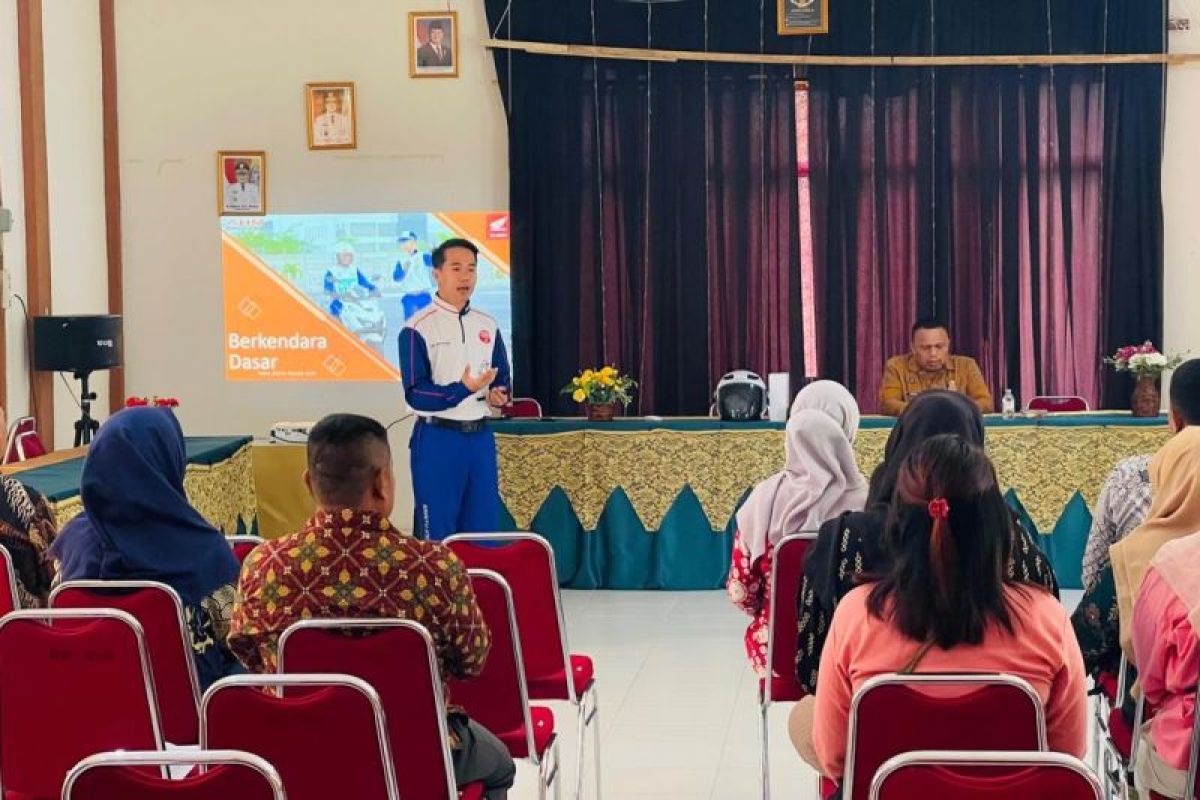 Astra Motor Kalbar Edukasi Keselamatan Berkendara ke Aparatur dan Tokoh Masyarakat Kuala Mandor B