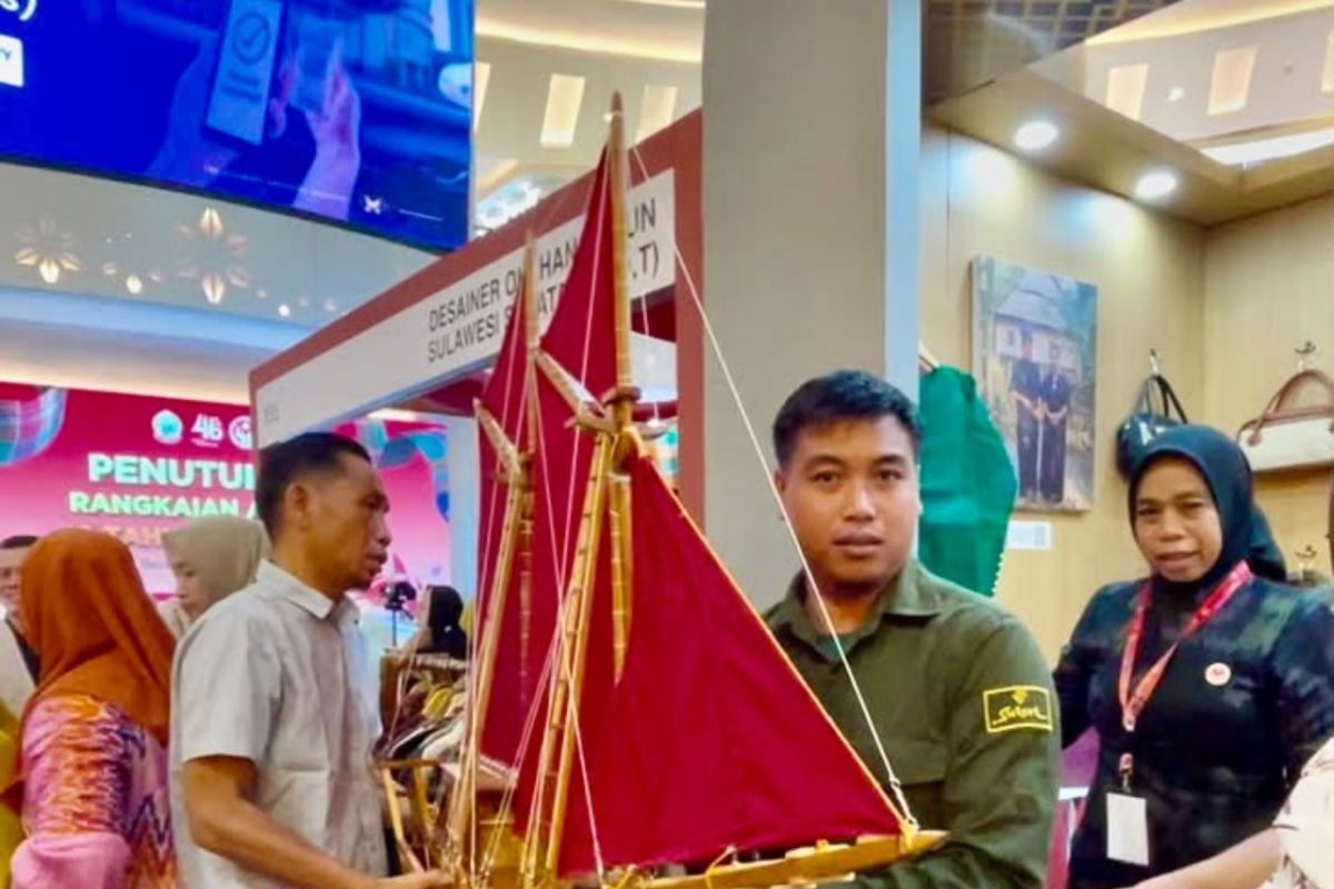 Gubernur Sulsel Borong Miniatur Pinisi Buatan UMKM Bulukumba di Pameran Dekranas, Detail Layar Merah Jadi Daya Tarik
