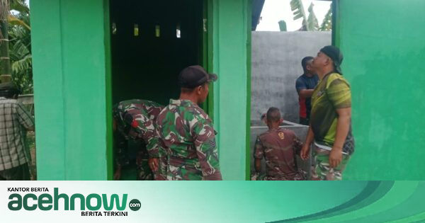 H-1 Penutupan TMMD ke-129 di Pidie, Personel Satgas Kerja Keras Rampungkan Pengecatan Lima Unit MCK
