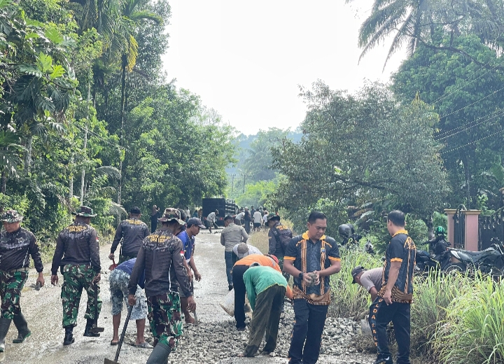 Warga, Aparat, dan PT MHU Gotong Royong Perbaiki 1,8 Km Jalan Penghubung Antar Desa di Loa Kulu