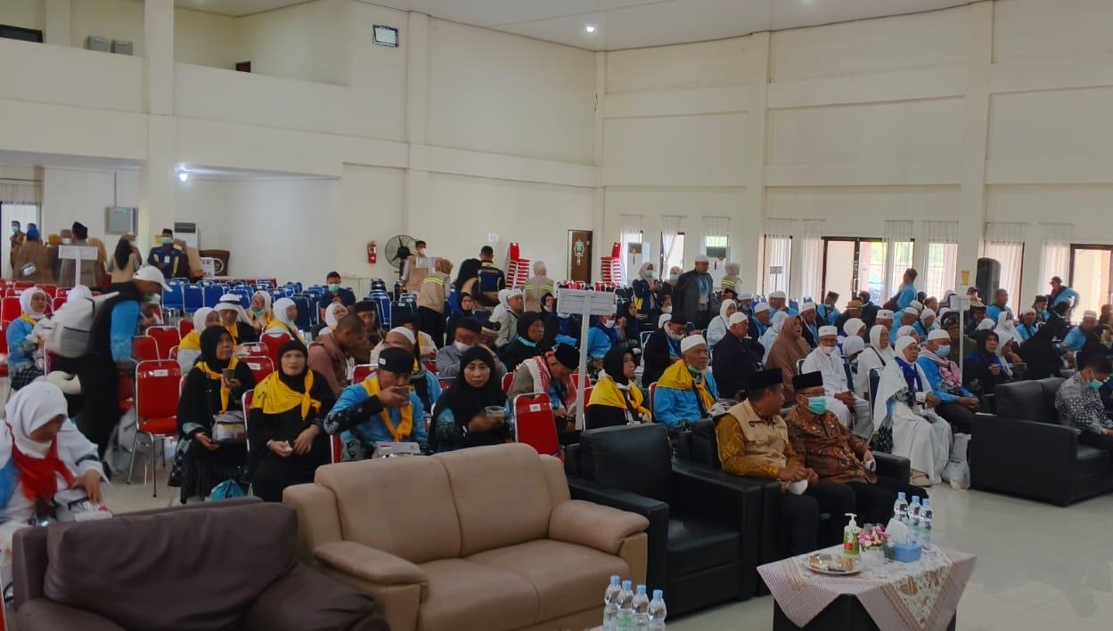 393 Jemaah Haji Kloter Pertama Bengkulu Tiba Utuh di Kampung Halaman, Disambut Haru di Asrama Haji