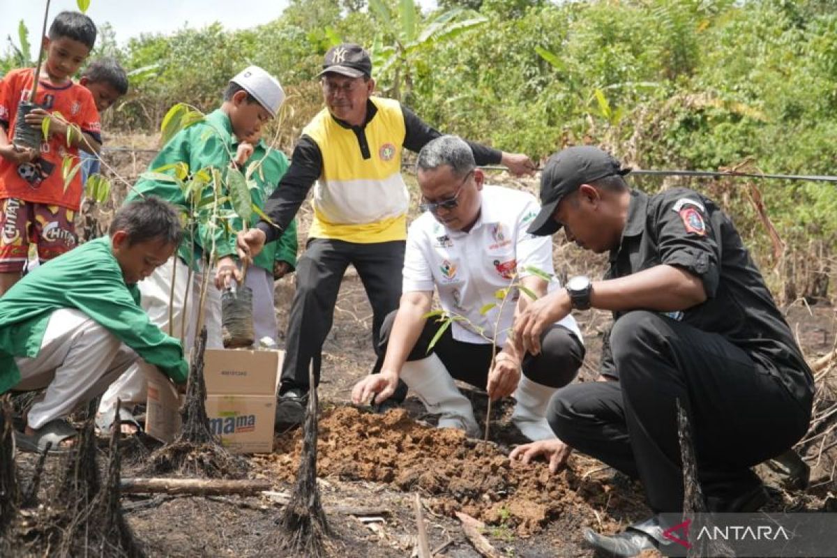 Bupati Gorontalo Utara Ajak Pelajar Tanam Empat Jenis Bibit Durian di Tolinggula, Target Satu Warga Sepuluh Pohon