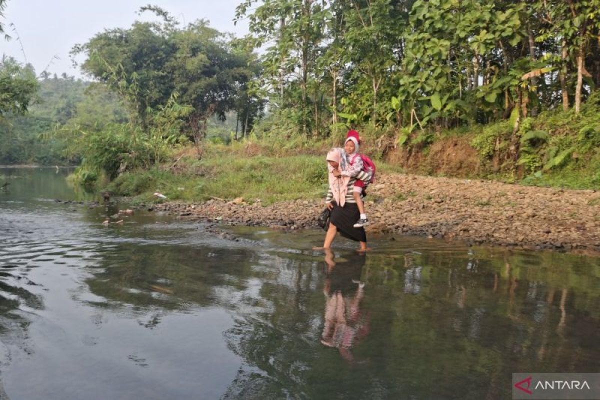 Jembatan Putus, 57 Siswa SDN Padahayu 2 di Pandeglang Nekat Seberangi Sungai Cipunten Agung Setiap Hari Demi Sekolah