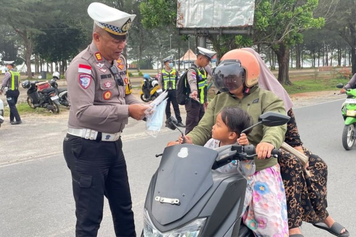 Polres Natuna Bagikan 1.500 Masker ke Pengendara di 4 Simpang Bunguran Timur Saat Kabut Asap
