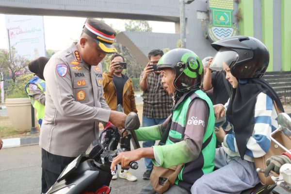 Polresta Tangerang Bagikan Ratusan Bendera Merah Putih ke Pengendara di Cikupa, Sekaligus Edukasi Tertib Lalu Lintas
