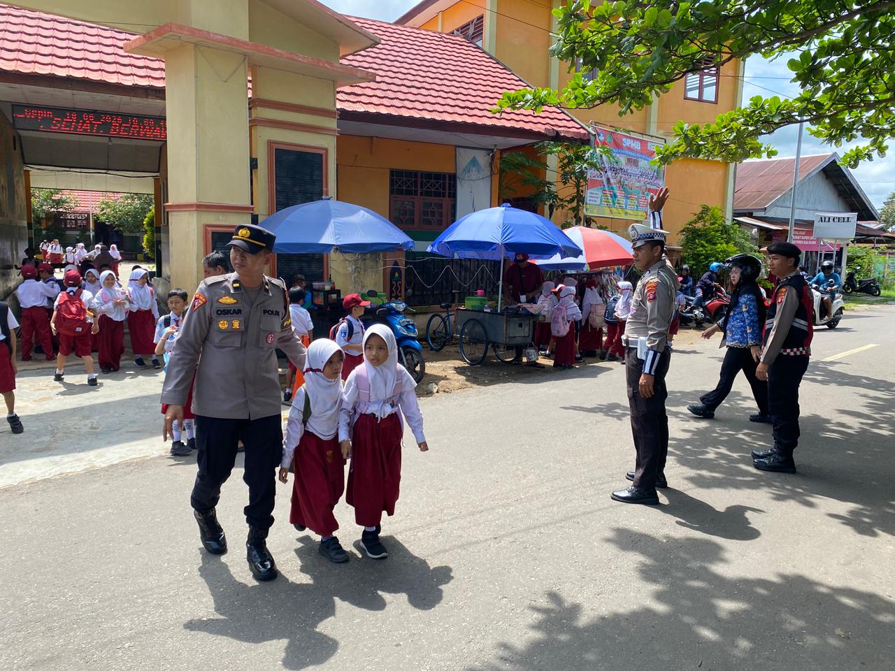 Polres Seruyan Patroli Objek Vital di Perbankan dan Sekolah, Personel Bantu Seberangkan Siswa di Jam Pulang