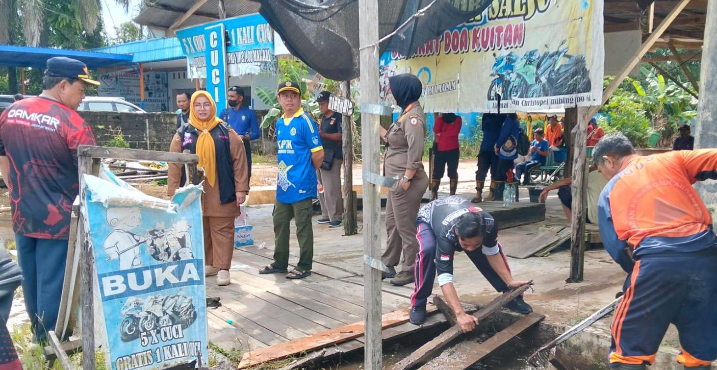 Wakil Bupati Kotim Irawati Turun Langsung Gotong Royong Bersihkan Drainase di Sampit, Banjir Rendam Sekolah dan Puskesmas