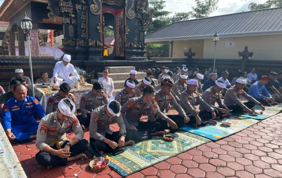Polda Sulawesi Tenggara Gelar Doa Bersama di Pura Dharma Cakti Raharja Jelang Hari Bhayangkara ke-80