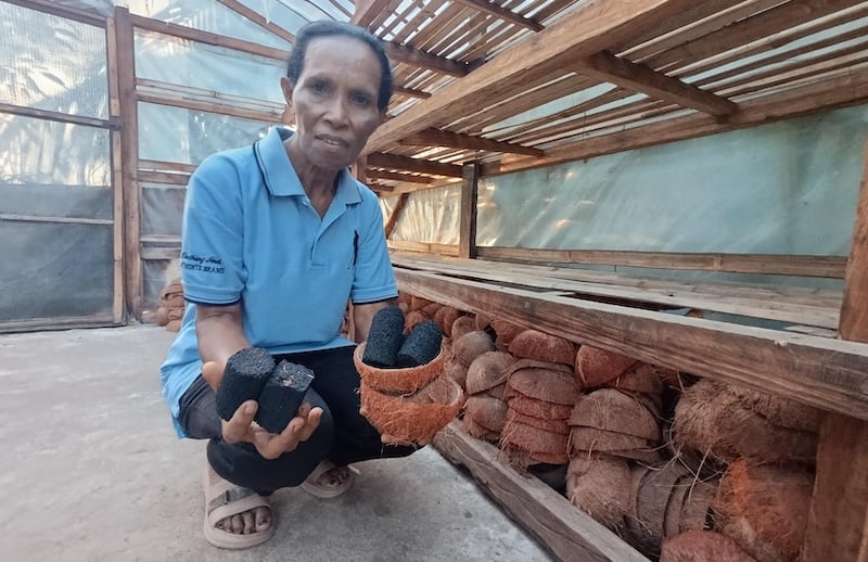 Perempuan Flores Timur Olah Limbah Tempurung Kelapa Jadi Briket, Kurangi Ketergantungan Minyak Tanah