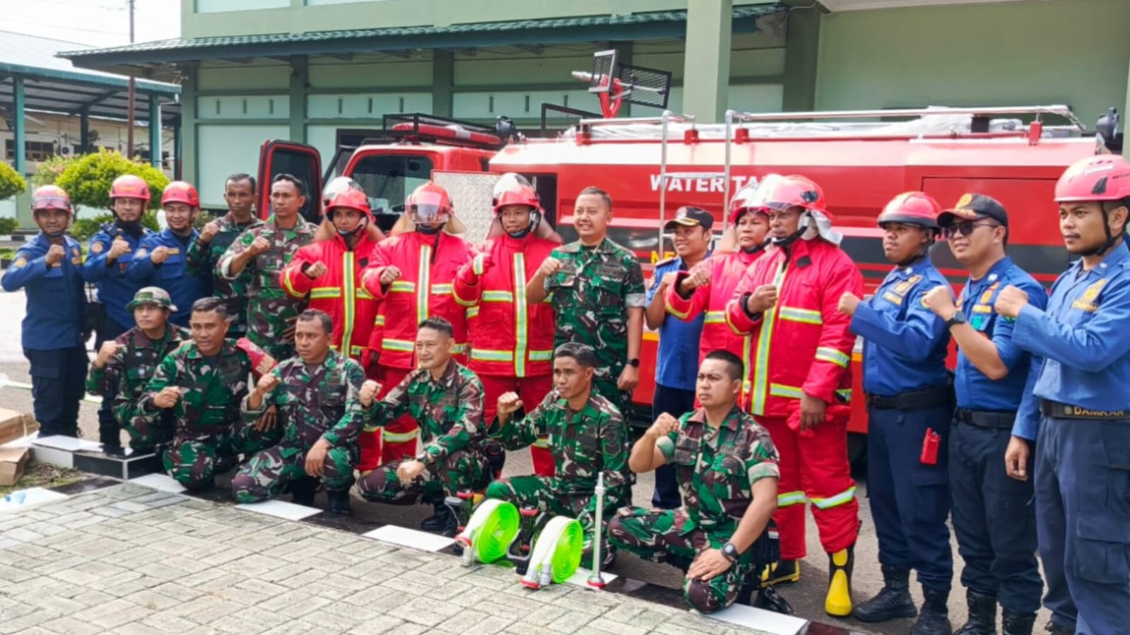 Personel Damkar Maros Latih Prajurit Kodim 1422 Operasikan Mobil Pemadam Kebakaran Mitsubishi Fuso
