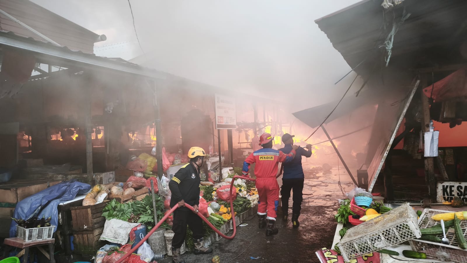 Kebakaran Hanguskan Lapak Pasar Sepinggan Balikpapan, Ratusan Pedagang Panik Saat Bersiap Buka Dagangan