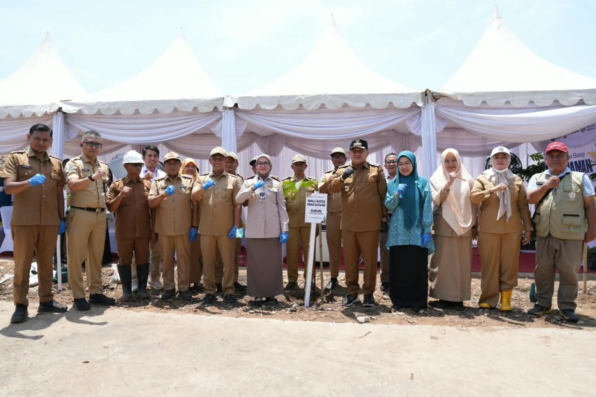 Pemkot Makassar Tanam 285 Bibit Pohon di TPA Antang, Siapkan Transformasi Jadi Hutan Kota
