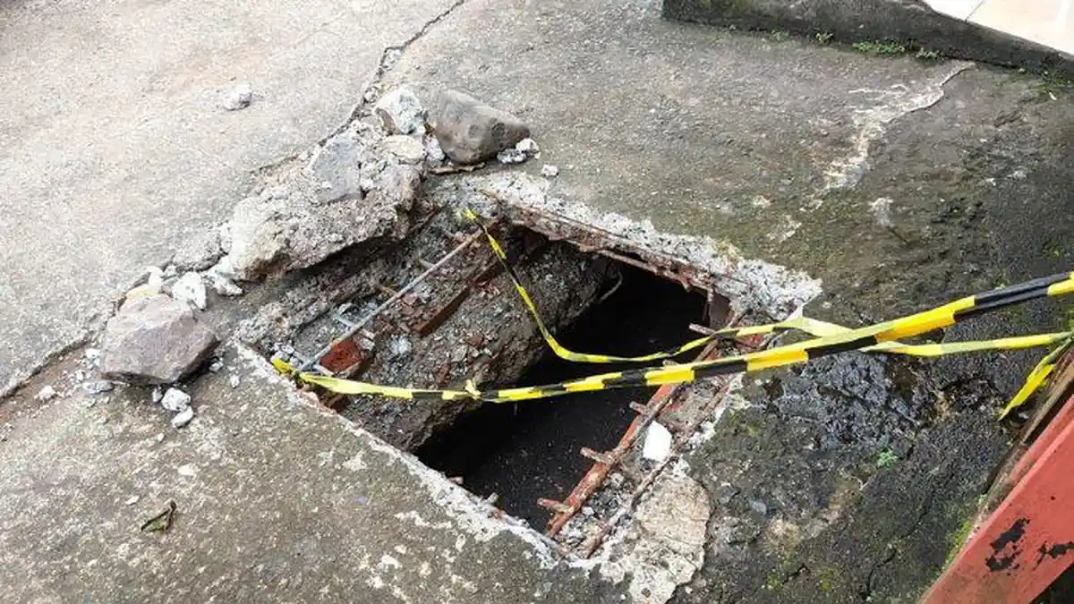 Tiga Lubang Drainase di Jalan Daan Mogot Manado Terbuka Sebulan, Bau Busuk Ganggu Pedagang dan Pengguna Jalan