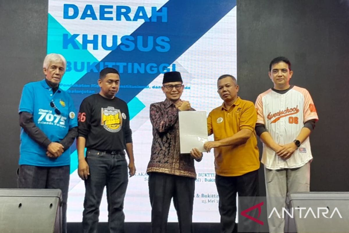 Bukittinggi Diusulkan Jadi Daerah Khusus, Forum Cendikia dan Alumni SMA 2 Birugo Serahkan Kajian ke Pemkot
