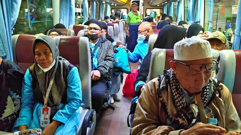 360 Jemaah Haji Kloter 1 Embarkasi Balikpapan Tiba, Sujud Syukur dan Haru Warnai Kepulangan