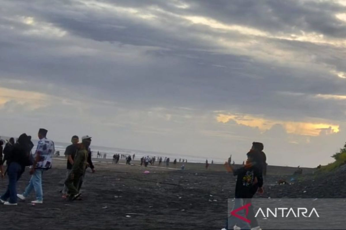 Petugas Gabungan Bersihkan Sampah di Pantai Apra Cianjur, Target Tarik Wisatawan Libur Sekolah